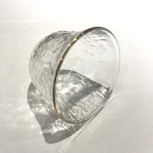 Teetasse aus Glas mit Goldrand (gehämmerte Struktur )