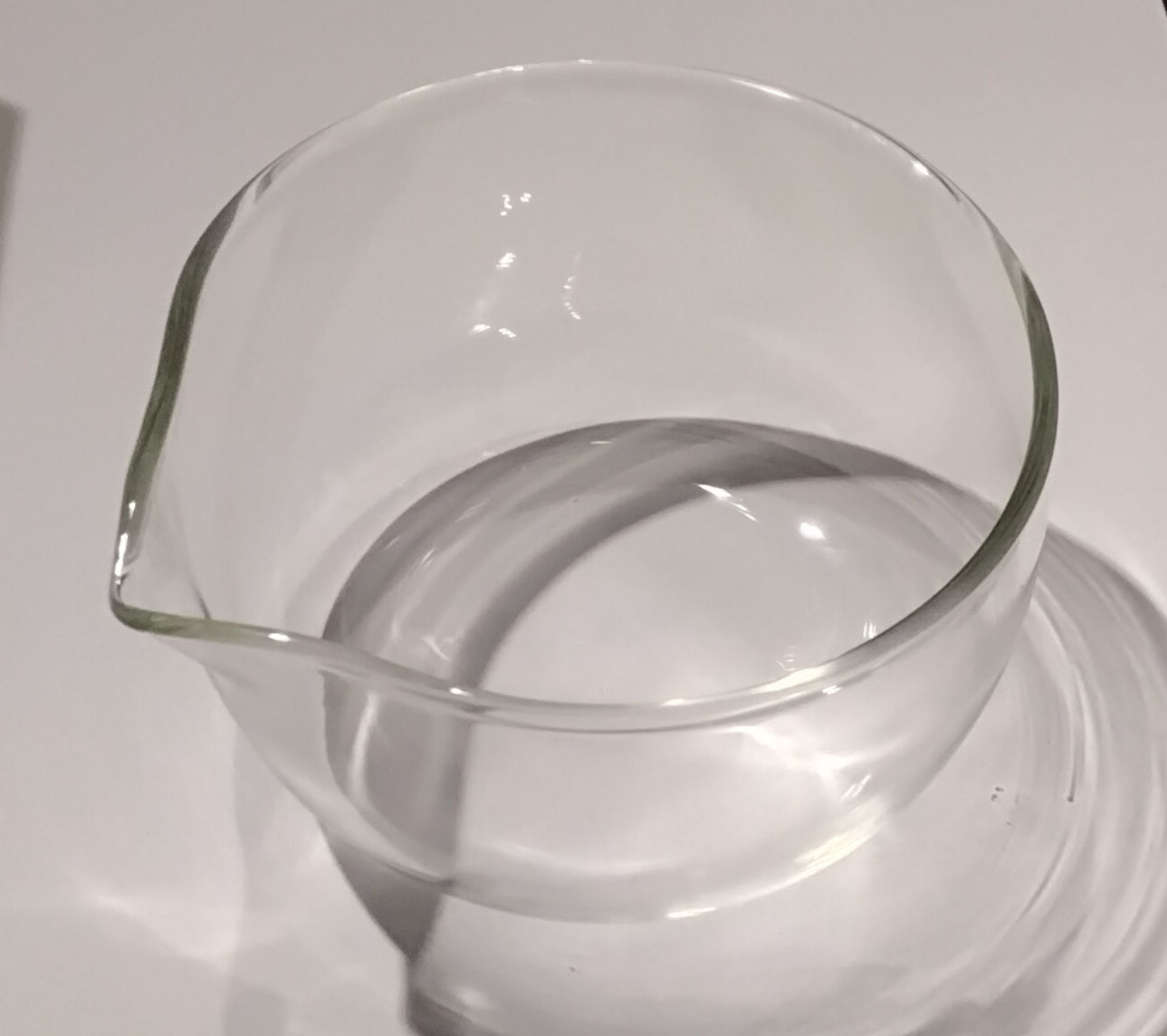 Glasschale mit Ausguss